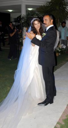 eme de bir tatilde &#8216;Benimle, elimizin uzand her yere iyilik ve gzellik gtrmeye var msn? Benimle evlenir misin?&#8217; diye sordu. Ve cokulu bir &#8216;Evet&#8217; yant ald.