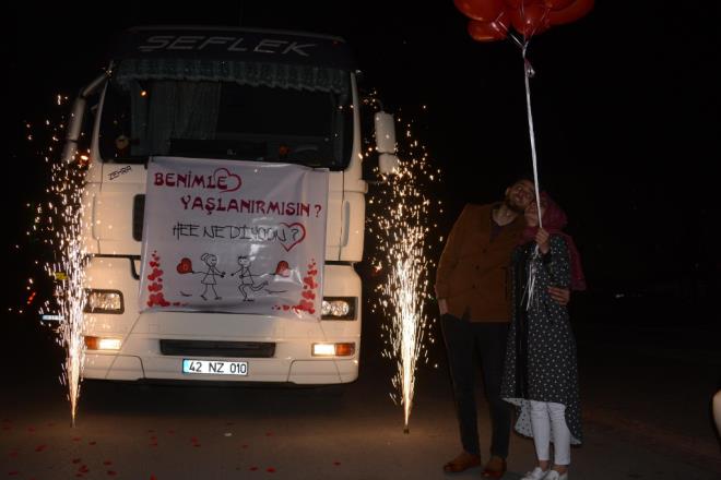 Gen kzn "evet" demesi zerine Ylmaz, yannda getirdii yz sevgilisinin parmana takt. Birbirlerine sarlan ifti arkadalar da yalnz brakmad.
