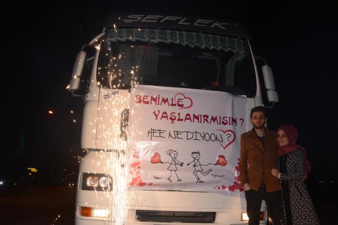 Srpriz evlilik teklifi nedeniyle ara trafii de bir sre aksad.