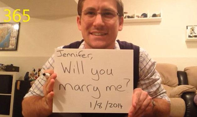 Dean Smith adnda bir adam, sevgilisine 1 yl boyunca, hem de ona fark ettirmeden evlenme teklif etti.