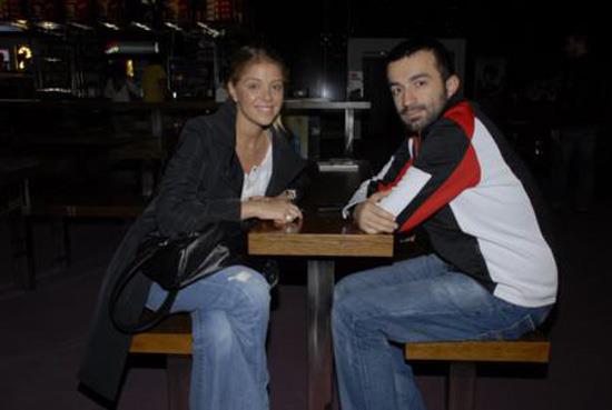 RLE EVLLK TEKLF ETT  Murat Ak ile evlenen Esra Eron, evlilik teklifini bir iirle alm.