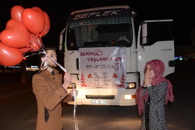 Onur Ylmaz, Seluk niversitesi Sosyal Bilimler Meslek Yksekokulu'nde renciyken tant ve iki yldr birlikte olduu Kbra St'ye srpriz bir evlenme teklifi yapt.