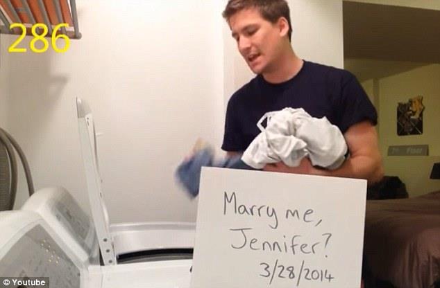 8 Ocak 2014'ten beri sevgilisine her gn evlenme teklif eden adam, 365 gn sren evlilik teklifini bir videoda toplad ve sevgilisi Jennifer Kessel&#8217; evlilie bu video ile ikna etti.