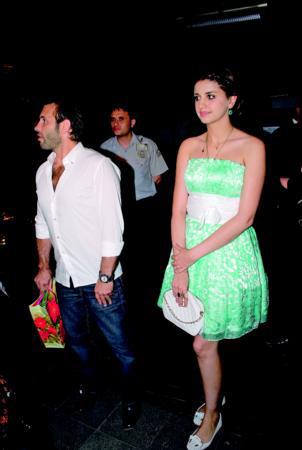 TEKNESNE NHAN ADINI VERM  Evlendikten sonra mankenlii brakan eski model Nihan Akku, ei futbolcu Okan Buruk&#8217;tan deniz stnde evlenme teklifi alm.