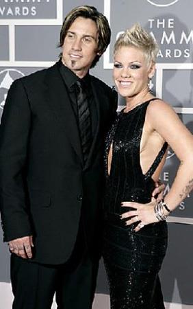 BU KEZ KADIN TEKLF ETT  Evlenme teklifi gnelde erkeklerden gelir. Ancak aksi arkc Pink beklemeye tahamml olmad iin motosiklet yars sevgilisi Carey Hart&#8217;a bilboard ilanyla evlenme teklifinde bulunmu