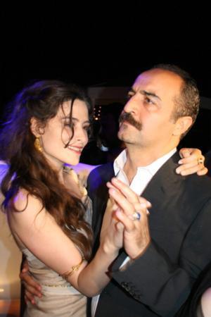 O zaman da hayrandm ona ama &#8216;Bu nller ne acayip &#8216; diye dnmtm. Aradan zaman geip evlenme teklif ettiinde ise &#8216;Ben sana dememi miydim?&#8217; dedi. Unutmam yani o an.