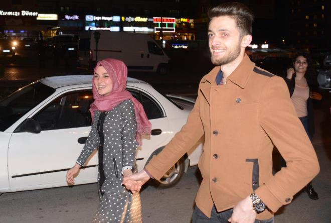 Konya'da nakliyecilik yapan bir gen, kz arkadana ilgin bir evlilik teklifi yapmak isteyince...