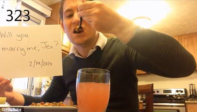 Tam 365 gn boyunca beyaz bir tahtaya &#8220;Jennifer Benimle evlenir misin&#8221; yazan ve teklifi Jennifer Kessel tarafndan kabul edilen Smith'in videosu YouTube'damilyonlarca defa izlendi.