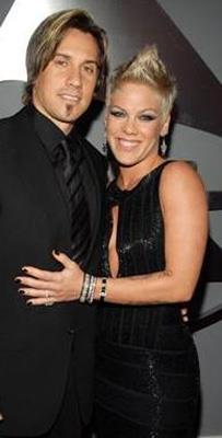 Hart&#8217;n yart pistin en keskin virajna; &#8220;Benimle evlenir misin Carey?&#8221; yazl bilboard astran Pink, sevgilisinin yar yarda brakmasna neden olmu. Pink, yzk yerine de dvmeyi tercih etmi.