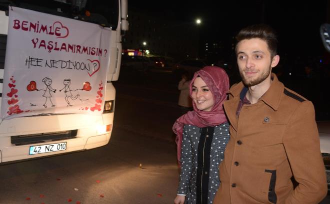 Konya'da nakliyecilik yapan 24 yandaki Onur Ylmaz, ayn yataki kz arkada Kbra St'nn iinde bulunduu otomobilin nn TIR'la kesip, 'Benimle yalanr msn" yazl pankart at. "Evet" yant alnca da gen kzn parmana yzk takt.