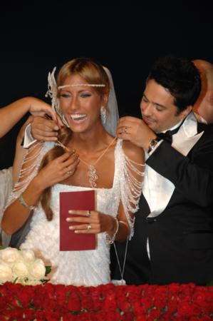 MEZARLIKTA EVLENME TEKLF  arkc Emre Altu ve manken ala kel evlilik arifesinde olan mutlu iftlerden biri. nl arkc Altu, kel&#8217;e babasnn mezarn ziyarete gittiklerinde evlenme teklif etmi.