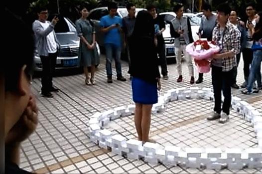 Bu teklif gence 500,000 yuan yani 85,000 dolara mal oldu. Bu pahal evlilik teklifinin kt yan ise kz arkadann 'hayr' cevabn vermesi oldu. Ancak reddedilen gencin en azndan tam olarak 99 tane tesellisi bulunuyor. Gen, daha ambalaj almam 99 iPhone 6'y satarak hayatna devam edebilir.