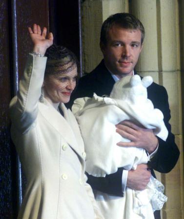  elmasl yzk, Ritchie'in evlenme teklifi yerine gemi.  elmas, anne, baba ve oulu simgeliyormu.