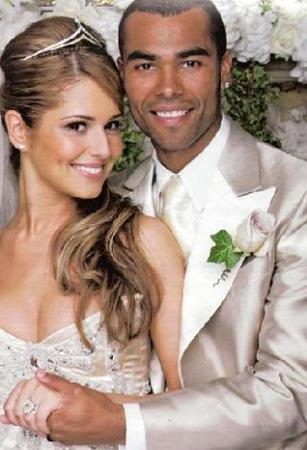 Ashley, deveden inen sevgilisinin nnde diz kerek &#8220;Benimle evlenir misin?&#8221; demi. Ashley ardndan ln kzgn kumlarna saklad 50 bin strelin deerindeki elmas yz sevgilisinin parmana takm.