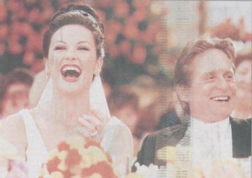 Aspen&#8217;in karlarla kapl ortamnda lapa lapa yaan karn altnda sevgilisinin parmana 2 milyon sterlin deerinde elmas yzk takarak evlenme teklif etmi.