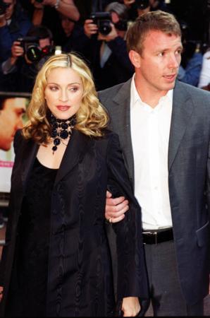 EVLLK BTT AMA TEKLF LGNT  Usta ynetmen Guy Ritchie, Madonna&#8217;nn 42. doum gnnde, nl arkcnn yatann kenarna kk bir kese kad brakm. Madonna tam kese kadn buruturup atmak zereyken iinde bir eyin parldadn fark etmi.