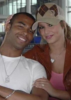 TEKLF LDE GELD  nl ngiliz futbolcu Ashley Cole, Girls Aloud&#8217;un yetenekli isimlerinden Chery&#8217;le Dubai&#8217;de lde deve gezisi yaparken evlenme teklifinde bulunmu.