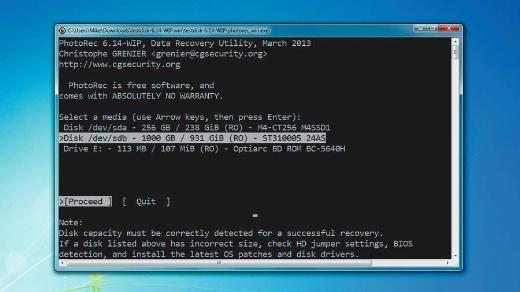 <p><b>PHOTOREC DIGITAL PICTURE RECOVERY</b></p>    PhotoRec; birka snrlamaya ramen olduka gl bir kurtarma program. Program cretsiz ve neredeyse tm iletim sistemlerinde (DOS, Windows, Linux, OS X), farkl dosya sistemleriyle ve cihazlarla alyor. Verilerinizi kurtarmak iin 200&#8217;den fazla dosya biimine ait teknik detaylardan yararlanyor ve birlikte gelen TestDisk arac silinen blmleri de kurtarabiliyor.     <p>Ancak programn bir zorluu var: PhotoRec olduka basit, DOS benzeri bir arayze sahip ki bunun birok kullancnn gzn korkutacan ngrmek zor deil. Bu durum program kark hle getirmiyor ve sizi yaplmas gereken her admla ilgili bilgilendiriyor. Yine de bu programda sadece ilevsellik n planda ve siz kolay kullanlan bir program aryorsanz dierlerine bakmanz neririm.</p>