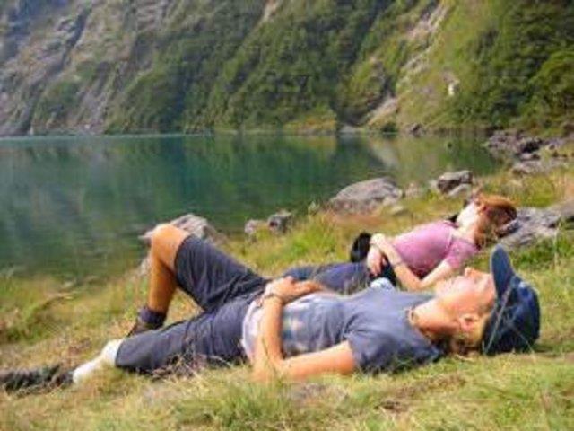 6- Bol bol kestirin ekerleme yapn ve geceleri erkenden yatn. Harvard niversitesi&#8217;nde yaplan bir aratrma beynin uykuya daldktan sonra da anlar ilemden geirdiini ortaya koydu.