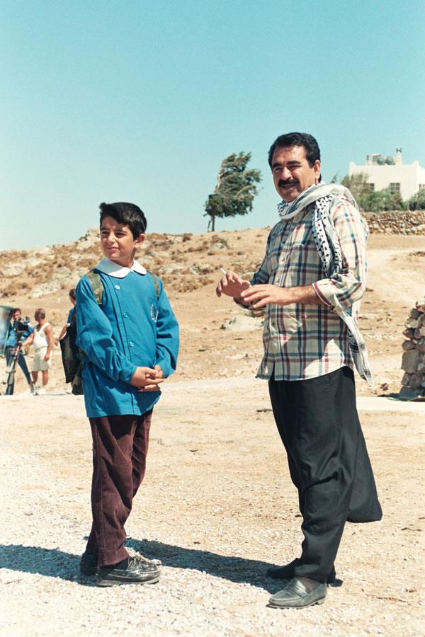 Frat dizi ekimleri iin Fuar'dan gnbirlik Bodrum'a gelen nl sanat brahim Tatlses ekim arasnda karnn doyurdu. - 1995