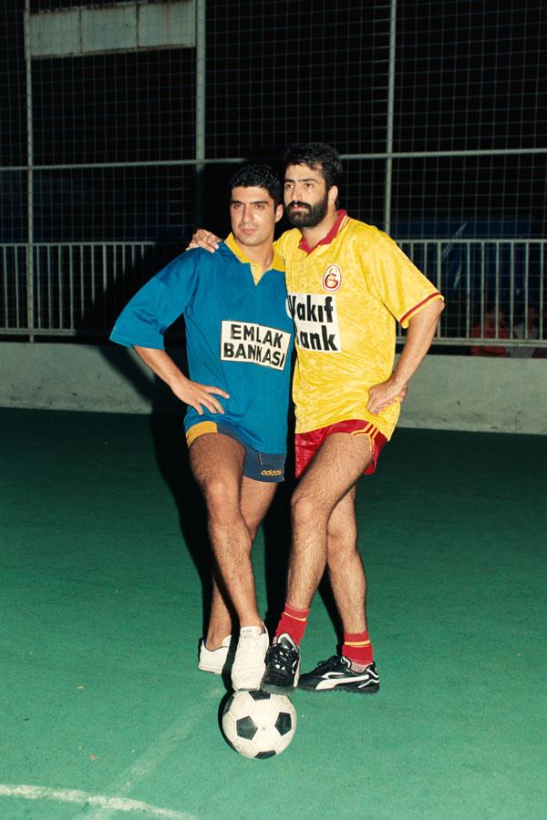 zcan Deniz ve Mahsun Krmzgl sanat hayatlarnn dnda zelde de ok sk iki arkadalar. zmir Enternasyonal Fuar'nda sahneye kan iki sanat hal sahada da birbirlerine rakip oldular.