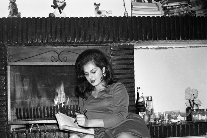 Trk Sinemasnn Sultan Trkan oray Bir Moda ekimi in Evinin Kaplarn At. - 1958