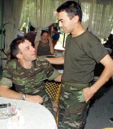 Serdar Orta askerliini Sivas 5'inci Piyade Er Eitim Tugay Komutanl 178'inci Piyade Er Eitim Alay'nda bedelli askerlik yapt. Orta'n asker arkadalarndan biri de Kaan Girgin'di.