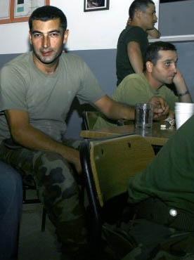 TV ekranlarnn en gzde aktrlerinden Kenan mirzalolu Edirne'nin Slolu ilesinde bulunan 54. Mekanize Piyade Tugay Komutanl'nda askerlik yapt.