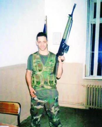 Duman grubunun solisti Kaan Tangze'nin askerlik hatras... Bu kez elinde gitar yerine silah var. Tangze askerliini Erzurum'da yapt.