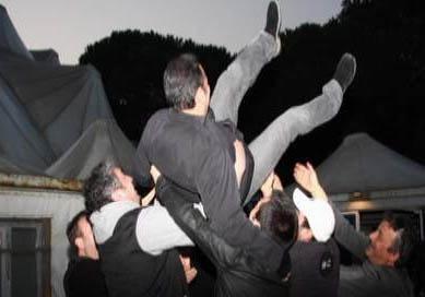 Arkadalar Ali Sunal' askerlik grevini yapt Mardin'e byle gndermiti.