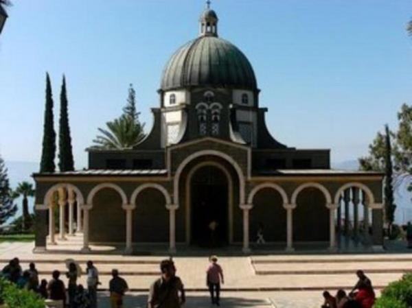 Devlet, Trkiye'nin de iinde bulunduu birok lkeden gelen rencilere ksa dnemli ve yllk burslar veriyor.