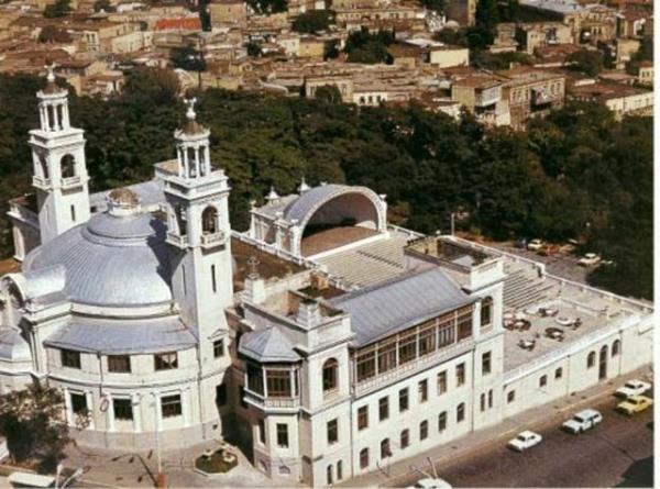 Dil yeterlilii ve akademik baar nemli. Dil bilmeyenler hazrlk okuyabiliyor.