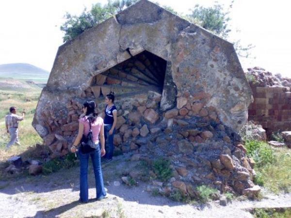 <p><b>ERMENSTAN </b></p>  Ermeni asll renciler dil eitimi iin gidiyor