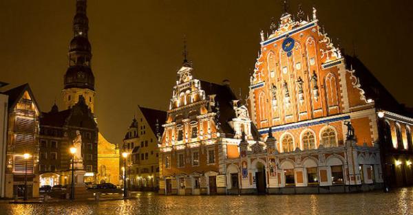 Rusa master yapmak isteyen hazrlk okuyabiliyor. Yabanc rencinin akademik yl iinde alma izni yok, niversite bnyesindeki ilerde alabilir. Bavurular niversitelere yaplyor.