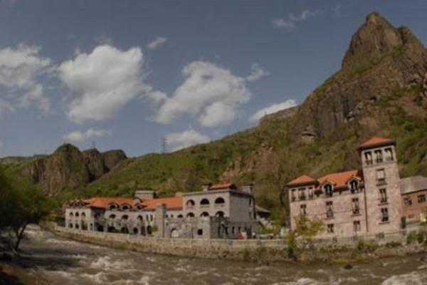 Ermenice bilenler dorudan baz niversitelere kabul ediliyor, bazs da snav yapyor.