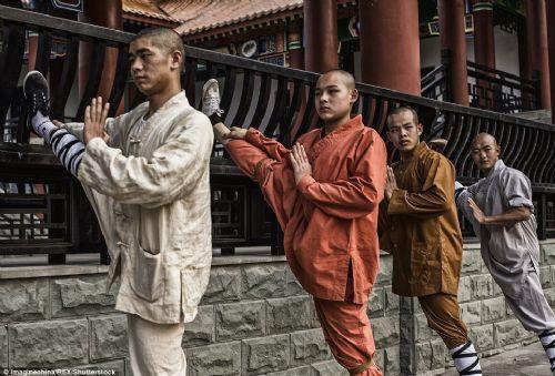 Shaolin rahiplerinin adeta yer ekimine meydan okuyan etkileyici performans byledi.