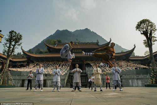 Byleyici mimarisiyle bu sanat okulunda gen rahipler her gn bir dizi zorlu eitimden gemek zorunda.