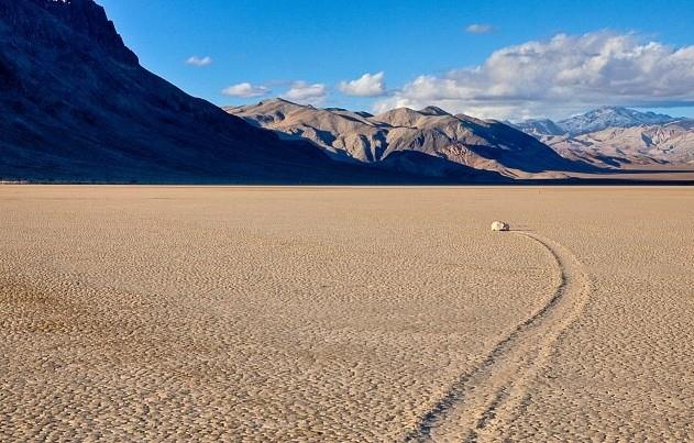 Sadece kn hareket eden kayalarn hareketini gzle grebilmek normal artlarda mmkn deil.