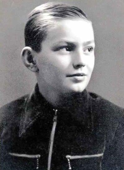 Ediz Hun'un ocukluk resmi