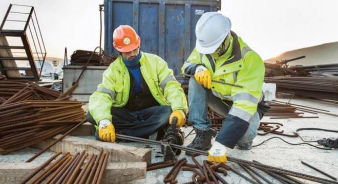 Bir iverenden, iyerinde yrtt mal veya hizmet retimine ilikin yardmc ilerinde veya asl iin bir blmnde iletmenin ve iin gerei ile teknolojik nedenlerle uzmanlk gerektiren ilerde i alan ve bu i iin grevlendirdii iilerini sadece bu iyerinde ald ite altran iverenlere alt iveren veya taeron denilmektedir. letmenin ve iin gerei ile teknolojik nedenlerle uzmanlk gerektiren iler dnda asl i blnerek alt iverenlere verilemez. alma hayatnda gnmzde en ok sorun yaanan konulardan birisi de alt iverenlik uygulamasdr.