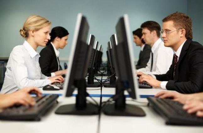 Hem 1 Kasm seimleri ncesinde ve hem de 64. Hkmet Programnda kamu kurumlarndaki alt iverenlik ileri erevesinde asl ilerde alanlarn, kamuda istihdam edilmesine ynelik dzenleme yaplaca belirtilmiti. Burada 1 Kasm tarihinden nce almakta olanlar, zel szlemeli olarak aldklar cretle beraber altklar yerlerde almaya devam edecekler. Yani, 1 Kasm tarihinden sonraki ilerde alan taeron iiler asndan bu ynde bir deiiklik olmasn beklemiyoruz.