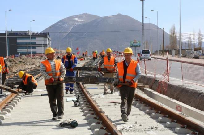 Belediye ve zel idarelerdeki taeron iiler iin bu kurumlarn kuraca irketler araclyla istihdam yaplmas sz konusu olacak. Yani, Belediyeler ve l zel darelerde alt iverende alanlar bu idarelerin kuraca kendi irketlerinde istihdam edilecek.