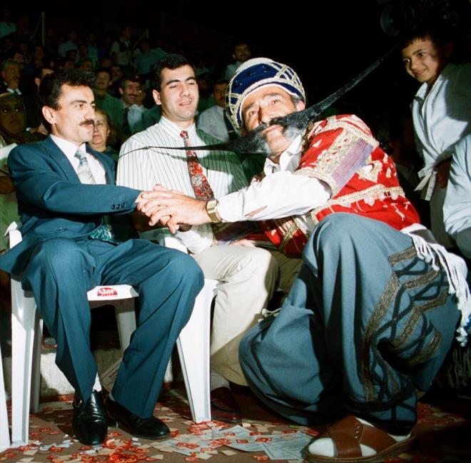 Kahramanmara'ta 25 Mart 2009'da geirdii helikopter kazasnda yaamn yitiren Yazcolu'nun, Anadolu Ajans Fotoraf Arivi'nce derlenen fotoraflarda siyasi yaamna dair kesitler yer alyor.