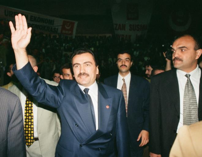 Yazcolu, 30 Mays 1999'da Byk Birlik Partisi (BBP) 1. Kk Kurultay'nda partilileri selamlarken grlyor..