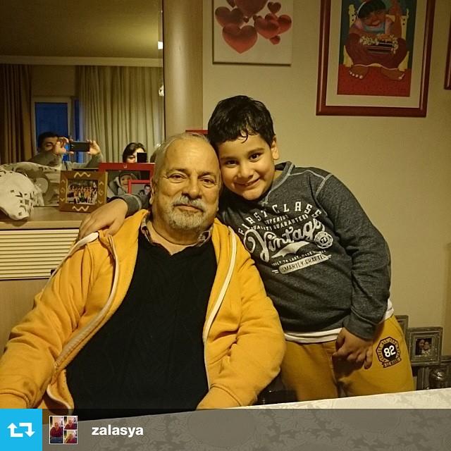 Babasnn filmlerini televizyon ekrannda grdnde hala dayanamadn ve kanal deitirdiini syleyen Zeynep Alasya, Zeki Alasya'nn ne kadar sevildiini ldkten sonra anladn belirterek unlar ekledi: "Torunu Ali babamn kopyas. Ben hala babama am."