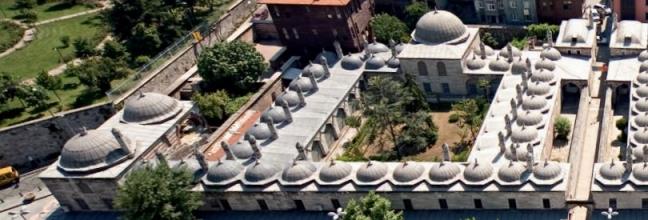 Onun bu faaliyetleri, kendi adyla anlan vakfiyede &#8220;byk cihad&#8221; diye isimlendirilir. stanbul&#8217;da ktphane kuran ilk sultan da haliyle, ehri ilim memba haline getiren Fatih olmutur. Rafl arn slm yazmalarn dnda talyanca, branice, Greke, Latince, Ermenice ve Sryanice kitaplarn da ssledii bu ilk saray ktphanesindeki eser says, II. Bayezid devrinde kartlan envantere gre 5 bin yedi yz cilt iinde 7 bin iki yz adet idi.