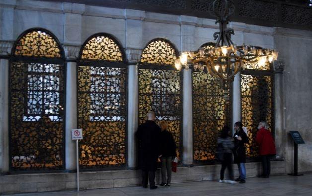 Ktphanenin Hazine-i Ktp denilen kitaplk b- lmnn i tarafndaki kitabede de h.1153 (1740) tarihinin yazl oluu konuya aklk getirmitir. Buna dayanarak da ktphanenin 1152 yl evvalinde (Ocak 1740) 21 Nisan 1740&#8217;da aldn syleyebiliriz. Subhi Tarihi3 ve J. F. Von Hammer&#8217;den renildiine gre Sultan I. Mahmud ktphanenin al trenine katlmtr. ncelikle trende Buhri&#8217;nin okunuunun ardndan duas yaplm, ktphanede grevli muhaddis (hadis ilmiyle uraan kii) ve m- fessirler (tefsir ilmiyle uraan kii) tarafndan ilk ders verilmitir.