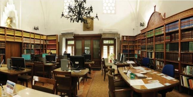 II. Abdlhamid, ikametgh olan Yldz Saray&#8217;nda zengin koleksiyonlu bir ktphane kurmakla kalmam, elden kmakta olan Balkan ehirlerindeki ktphanelerde bulunan kitaplarn stanbul&#8217;a getirilmesi iin gayret gstermi,yeni kurdurduu yksekokullar, hastaneler ve mzelerde yabanc dilde eserleri de barndran birer ktphane tesis ettirmi, mevcut ktphanelerin slah ve kataloglarnn karlmas iin ciddi almalar yaptrmtr.