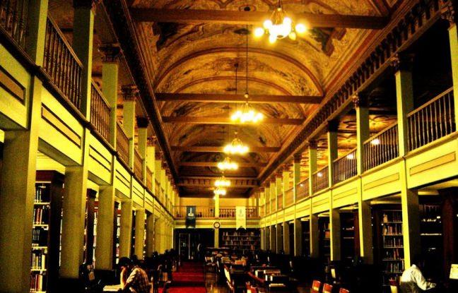 Beyazt Devlet Ktphanesi de bundan 130 yl nce II. Abdlhamid&#8217;in iradesiyle ina edilen ilk milli ktphanemizdir.Sultan Abdlhamid&#8217;in ktphane hizmetleri bunlarla snrl deildir. eitli yerlerde dank bir halde bulunan on bin kadar kad sicilini, eyhlislmla bal bir ariv ve ktphanede bir araya getirtmesi sayesinde hlen bu ar- ivden istifade edebilmekteyiz.