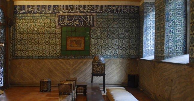 Sultan I. Mahmud Ktphanesi&#8217;nin Vakfiyesi<br>Sultan I. Mahmud, Kanuni Sultan Sleyman&#8217;n Ayasofya&#8217;da kurdurduu ktphaneyi gelitirmek amacyla caminin ierisine yeni bir ktphane yaptrm ve dzenledii h.1152 (1740) tarihli vakfiye ile de onun yaatlmasn salamtr. Bunun iin Anadolu ve Rumeli&#8217;deki geni araziler ile bugnCaalolu&#8217;nda yaptrd hamam ktphaneye vakfetmitir. Ayasofya&#8217;daki Sultan I. Mahmud Ktphanesi mimarisi, zengin yazma eserler koleksiyonu ve ok saydaki grevlileriyle dnemin ilgin yaplarndan biri olmutur. Vakfiyesinden renildiine gre ktphanenin olduka geni bir kadrosu vard.